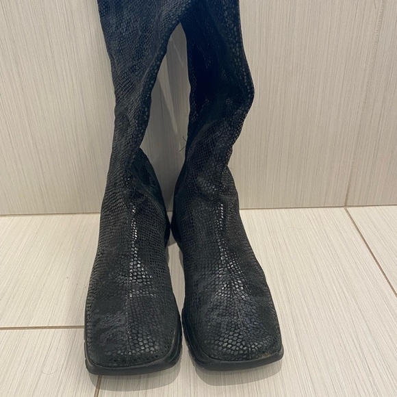 Taylor Swift style boots from ERAS Tour. Leather boots, Italian, Faux snakeskin. - Picture 4 of 10